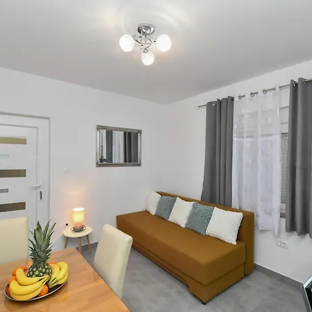 Apartment Ursula Gradac (Split-Dalmatia)